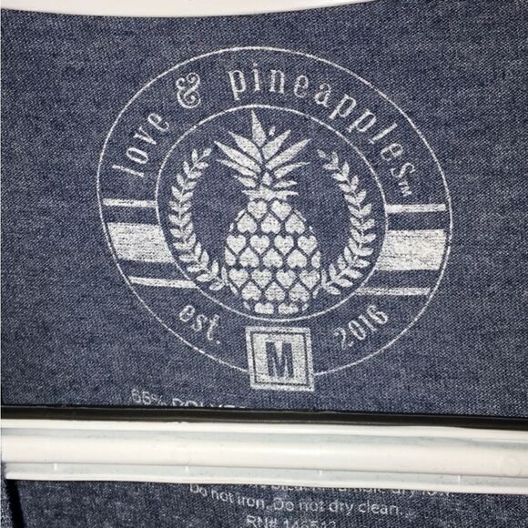 Love & Pineapples Graphic Crew Neck T-Shirt Pink Flamingo Sz M - Picture 4 of 6